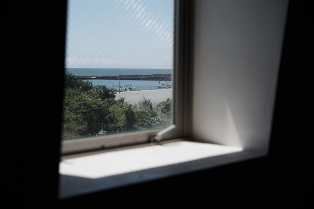 灯台の窓から見た港